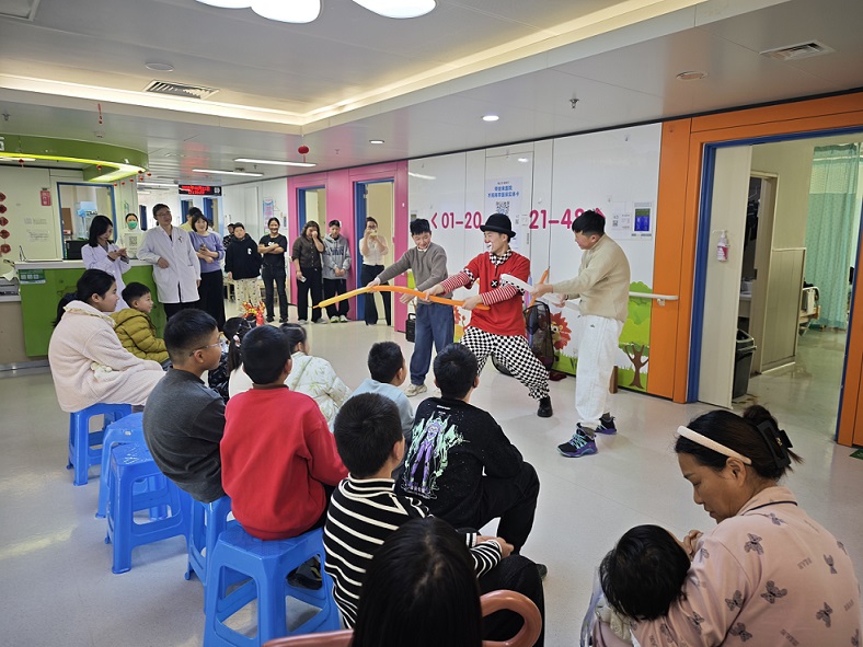小丑老师送礼物-1.jpg 小丑老师送礼物-1.jpg